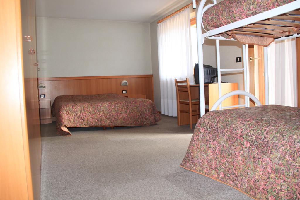 Hotel Garni Goccia D'Oro Cavalese Zimmer foto